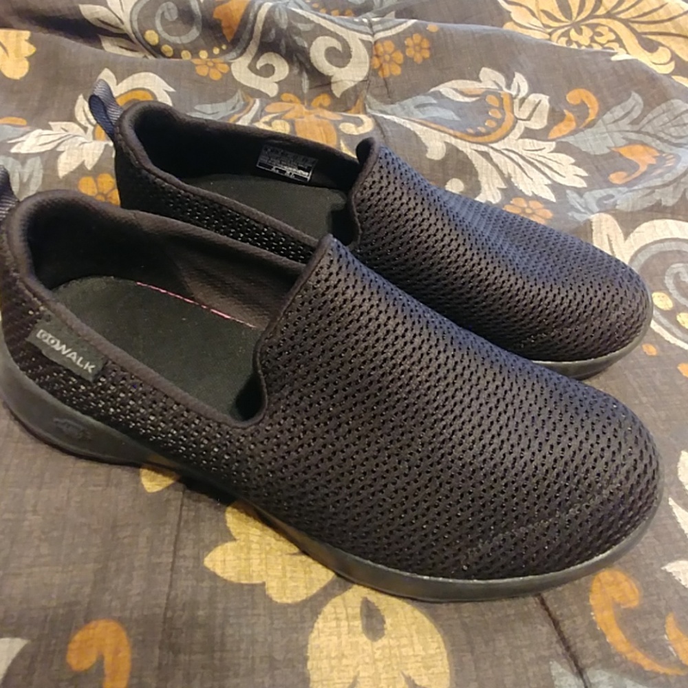Skechers GoWalk Max Slipons